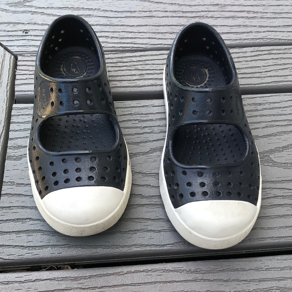 Native toddler size 9 shoe